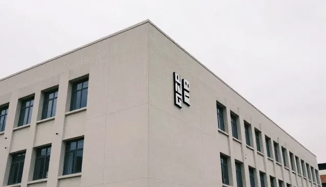 提升物流效率的墙面材料性能与适用场景分析
